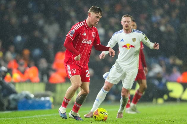 Leeds United v Nottingham Forest, Premier League Luca Netz Of Nottingham Forest Under pressure from Sean Longstaff Of Leeds United during the Leeds United v Nottingham Forest Premier League match at Elland Road, Leeds, England on 6 February 2026 Credit: Lee Keuneke Every Second Media Editorial use only. All images are copyright Every Second Media Limited. No images may be reproduced without prior permission. All rights reserved. Premier League and Football League images are subject to licensing agreements with Football DataCo Limited. see https: www.football-dataco.com Copyright: xIMAGO EveryxSecondxMediax ESM-1788-0086 LeexKeunekex xEveryxSecondxMediax