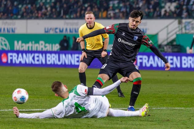 Fürth, Deutschland 06. Februar 2026: 2. Liga - 2025 2026 - SpVgg Greuther Fürth vs. 1. FC Magdeburg Im Bild: v. li. im Zweikampf Philipp Ziereis (SGF) und Laurin Ulrich (FCM) DFL regulations prohibit any use of photographs as image sequences and or quasi-video Sportpark Ronhof Bayern