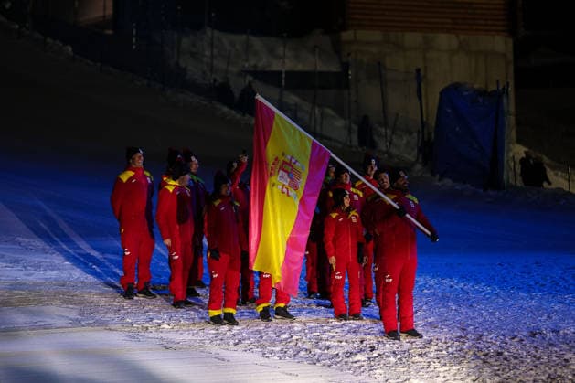 Parade of athletes of Spain during the Opening Ceremony of the Olympic Winter games, Winterspiele,Spiele, Summer games Milano-Cortina 2026 on February 06, 2026 in Livigno, Italy  Copyright: xSergioxBisi IPAxSportx xipa-agency.netx xx IPA_71051743 IPA_Agency_IPA71051743