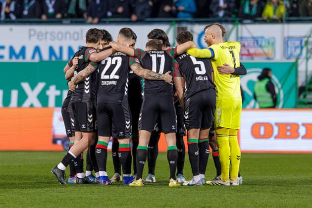 Fürth, Deutschland 06. Februar 2026: 2. Liga - 2025 2026 - SpVgg Greuther Fürth vs. 1. FC Magdeburg Im Bild: Die Spieler vom FCM bilden einen Mannschaftskreis zum Schulterschluss. DFL regulations prohibit any use of photographs as image sequences and or quasi-video Sportpark Ronhof Bayern