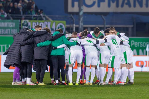 Fürth, Deutschland 06. Februar 2026: 2. Liga - 2025 2026 - SpVgg Greuther Fürth vs. 1. FC Magdeburg Im Bild: Die Spieler der SGF bilden einen Mannschaftskreis zum Schulterschluss. DFL regulations prohibit any use of photographs as image sequences and or quasi-video Sportpark Ronhof Bayern