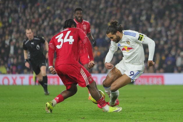 Leeds United v Nottingham Forest, Premier League Dominic Calvert-Lewin of Leeds United and Ola Aina of Nottingham Forest during the Premier League match between Leeds United and Nottingham Forest at Elland Road, Leeds, UK on 6 February 2026. Leeds Elland Road West Yorkshire UK Editorial use only DataCo restrictions apply See www.football-dataco.com , Copyright: xAlunxRobertsx PSI-23686-0090