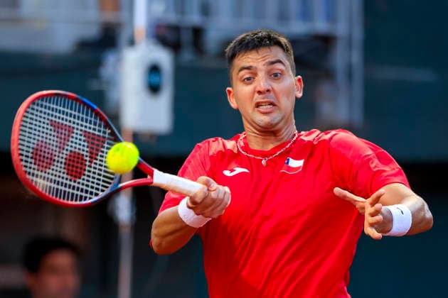 Tenis, Chile vs Serbia. Copa Davis 2026. El jugador de Chile Tomas Barrios regresa la pelota frente a Dusan Lajovic de Serbia durante el partido de sinles de la Copa Davis valido por el Grupo Mundial, disputado en el Court Central Anita Lizana, Parque Estadio Nacional in Santiago, Chile de Santiago, Chile. 06 02 2026 Pepe Alvujar Photosport Tenis, Chile vs Serbia. Copa Davis 2026. Chile player Tomas Barrios return the ball against Dusan Lajovic of Serbia during the Davis Cup singles match valid for the World Group, played at the Anita Lizana Central Court Parque Estadio Nacional in Santiago, Chile. 06 02 2026 Pepe Alvujar Photosport Chile vs Serbia dia 1, Copa Davis 2026 