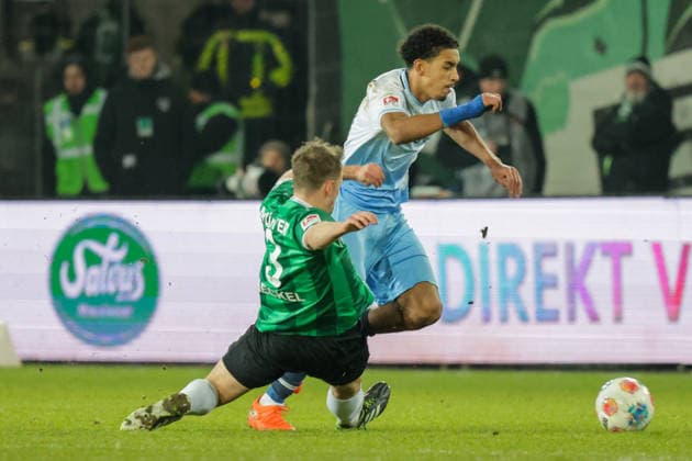 06.02.2026, xgrfx, Fussball 2.Bundesliga, Preußen Münster - VfL Bochum v.l. Paul Jaeckel (Preußen Münster), Francis Onyeka (VfL Bochum) (DFL DFB REGULATIONS PROHIBIT ANY USE OF PHOTOGRAPHS as IMAGE SEQUENCES and or QUASI-VIDEO) Münster