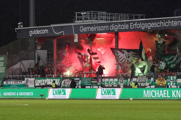 06.02.2026, xgrfx, Fussball 2.Bundesliga, Preußen Münster - VfL Bochum v.l. Fans von Preußen Münster zünden Pyrotechnik. (Preußen Münster) (DFL DFB REGULATIONS PROHIBIT ANY USE OF PHOTOGRAPHS as IMAGE SEQUENCES and or QUASI-VIDEO) Münster