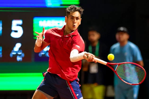 Tenis, Chile vs Serbia. Copa Davis 2026. El jugador de Chile Alejandro Tabilo regresa la pelota frente a Ognen Milic de Serbia durante el partido de sinles de la Copa Davis valido por el Grupo Mundial, disputado en el Court Central Anita Lizana, Parque Estadio Nacional in Santiago, Chile de Santiago, Chile. 06 02 2026 Pepe Alvujar Photosport Tenis, Chile vs Serbia. Copa Davis 2026. Chile player Alejandro Tabilo return the ball against Ognen Milic of Serbia during the Davis Cup singles match valid for the World Group, played at the Anita Lizana Central Court Parque Estadio Nacional in Santiago, Chile. 06 02 2026 Pepe Alvujar Photosport Chile vs Serbia dia 1, Copa Davis 2026 