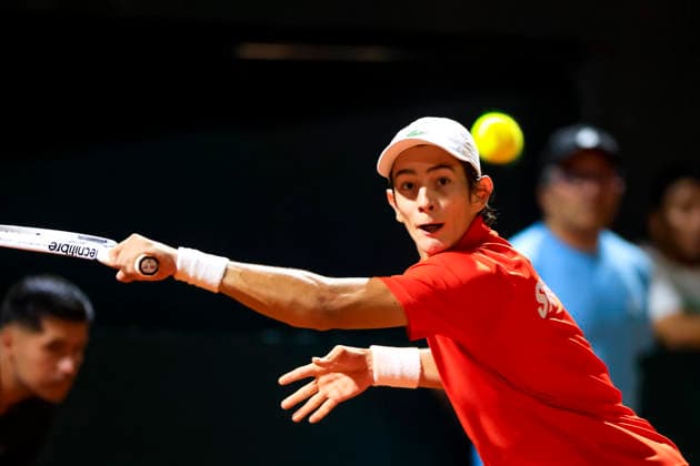 Tenis, Chile vs Serbia. Copa Davis 2026. El jugador de Serbia Ognjen Milic regresa la pelota frente a Alejandro Tabilo de Chile durante el partido de sinles de la Copa Davis valido por el Grupo Mundial, disputado en el Court Central Anita Lizana, Parque Estadio Nacional in Santiago, Chile de Santiago, Chile. 06 02 2026 Pepe Alvujar Photosport Tenis, Chile vs Serbia. Copa Davis 2026. Serbia player Ognjen Milic return the ball against Alejandro Tabilo of Chile during the Davis Cup singles match valid for the World Group, played at the Anita Lizana Central Court Parque Estadio Nacional in Santiago, Chile. 06 02 2026 Pepe Alvujar Photosport Chile vs Serbia dia 1, Copa Davis 2026 