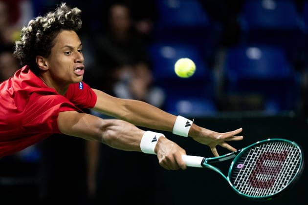 February 6, 2026, Vancouver, Bc, CANADA: Canada s Gabriel Diallo tries to return to Brazil s Gustavo Heide during the first set of a Davis Cup Qualifiers tennis singles match in Vancouver, on Friday, Feb. 6, 2026. Canada News - February 6, 2026  - ZUMAc35_ 20260206_zaf_c35_278 Copyright: xEthanxCairnsx