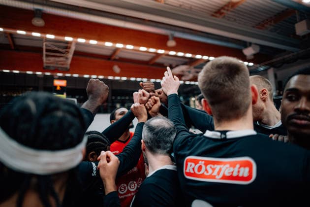 BB-2BL SBB Baskets - Eisbaeren Bremerhaven Teamkreis SBB Baskets waehrend der Saison 2025-2026 in der 2. Barmer Basketball Bundesliga Pro A am 21. Spieltag SBB Baskets und Eisbaeren Bremerhaven in der Wolfgang-Lakenmacher-Halle am 6. February 2026 in Magdeburg, Sachsen Anhalt, Deutschland