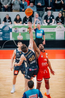 BB-2BL SBB Baskets - Eisbaeren Bremerhaven Michael Hughes II (SBB Baskets), Jannis von Seckendorff (Eisbaeren Bremerhaven) waehrend der Saison 2025-2026 in der 2. Barmer Basketball Bundesliga Pro A am 21. Spieltag SBB Baskets und Eisbaeren Bremerhaven in der Wolfgang-Lakenmacher-Halle am 6. February 2026 in Magdeburg, Sachsen Anhalt, Deutschland