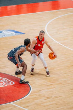 BB-2BL SBB Baskets - Eisbaeren Bremerhaven Martin Bogdanov (SBB Baskets), Elijah Jahi Miller (Eisbaeren Bremerhaven) waehrend der Saison 2025-2026 in der 2. Barmer Basketball Bundesliga Pro A am 21. Spieltag SBB Baskets und Eisbaeren Bremerhaven in der Wolfgang-Lakenmacher-Halle am 6. February 2026 in Magdeburg, Sachsen Anhalt, Deutschland