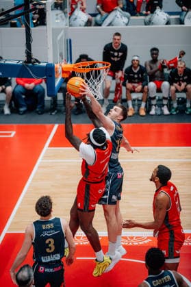 BB-2BL SBB Baskets - Eisbaeren Bremerhaven DeVondre Malik (SBB Baskets), Lorenz Brenneke (Eisbaeren Bremerhaven) waehrend der Saison 2025-2026 in der 2. Barmer Basketball Bundesliga Pro A am 21. Spieltag SBB Baskets und Eisbaeren Bremerhaven in der Wolfgang-Lakenmacher-Halle am 6. February 2026 in Magdeburg, Sachsen Anhalt, Deutschland