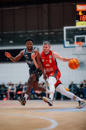BB-2BL SBB Baskets - Eisbaeren Bremerhaven Martin Bogdanov (SBB Baskets), Elijah Jahi Miller (Eisbaeren Bremerhaven) waehrend der Saison 2025-2026 in der 2. Barmer Basketball Bundesliga Pro A am 21. Spieltag SBB Baskets und Eisbaeren Bremerhaven in der Wolfgang-Lakenmacher-Halle am 6. February 2026 in Magdeburg, Sachsen Anhalt, Deutschland