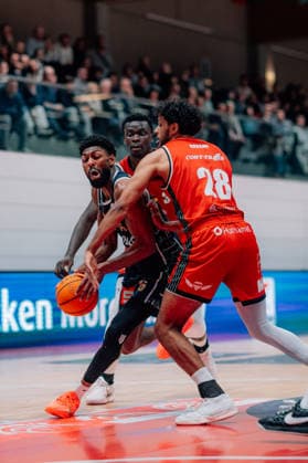 BB-2BL SBB Baskets - Eisbaeren Bremerhaven Carlos Deshawn Carter (Eisbaeren Bremerhaven), Alieu Ceesay (SBB Baskets) waehrend der Saison 2025-2026 in der 2. Barmer Basketball Bundesliga Pro A am 21. Spieltag SBB Baskets und Eisbaeren Bremerhaven in der Wolfgang-Lakenmacher-Halle am 6. February 2026 in Magdeburg, Sachsen Anhalt, Deutschland
