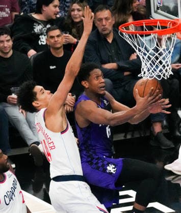 (260207) -- SACRAMENTO, Feb. 7, 2026 -- De Andre Hunter (R) of Sacramento Kings goes for a layup during the 2025-2026 NBA, Basketball Herren, USA regular season basketball game between Los Angeles Clippers and Sacramento Kings in Sacramento, the United States, Feb. 6, 2026. (Photo by Xinhua) (SP)U.S.-SACRAMENTO-BASKETBALL-NBA-CLIPPERS VS KINGS SunxYuxuan 