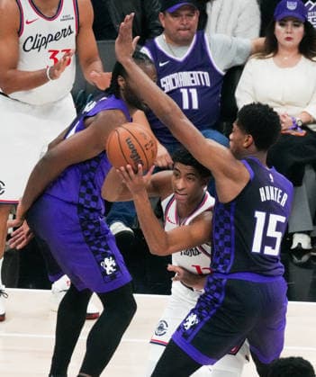 (260207) -- SACRAMENTO, Feb. 7, 2026 -- Cam Christie (C) of Los Angeles Clippers vies with De Andre Hunter (R) of Sacramento Kings during the 2025-2026 NBA, Basketball Herren, USA regular season basketball game between Los Angeles Clippers and Sacramento Kings in Sacramento, the United States, Feb. 6, 2026. (Photo by Xinhua) (SP)U.S.-SACRAMENTO-BASKETBALL-NBA-CLIPPERS VS KINGS SunxYuxuan 