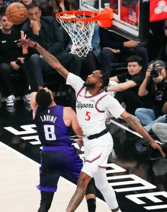 (260207) -- SACRAMENTO, Feb. 7, 2026 -- Derrick Jones Jr. (R) of Los Angeles Clippers blocks Zach LaVine of Sacramento Kings during the 2025-2026 NBA, Basketball Herren, USA regular season basketball game between Los Angeles Clippers and Sacramento Kings in Sacramento, the United States, Feb. 6, 2026. (Photo by Xinhua) (SP)U.S.-SACRAMENTO-BASKETBALL-NBA-CLIPPERS VS KINGS SunxYuxuan 