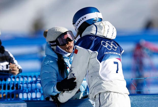 (260207) -- LIVIGNO, Feb. 7, 2026 -- Gu Ailing (R) of China communicates with her mother during the freestyle skiing women s freeski slopestyle qualification of the Milan-Cortina 2026 Olympic Winter games, Winterspiele,Spiele, Summer games in Livigno, Italy, Feb. 7, 2026. ) (MICO2026)ITALY-LIVIGNO-OLYMPIC WINTER GAMES-FREESTYLE SKIING-WOMEN S FREESKI SLOPESTYLE WangxPeng 