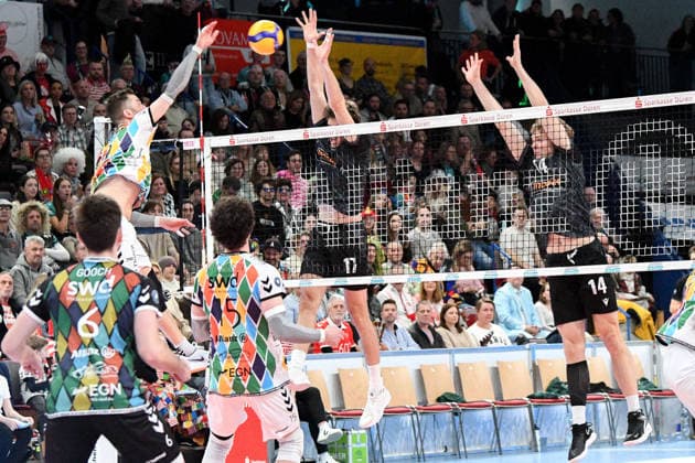 v.li.: Ryan Poole (Powervolleys Düren, 19) schmettert den Ball, Aktion, Action, Spielszene, 06.02.2026, Düren (Deutschland), Volleyball, 1. Bundesliga Männer, SWD Powervolleys Düren - FT 1844 Freiburg
