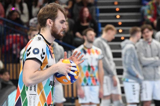 Sjors Tijhuis (Powervolleys Düren, 5) bei der Angabe, beim Aufschlag, Freisteller, Einzelbild, Aktion, Action, 06.02.2026, Düren (Deutschland), Volleyball, 1. Bundesliga Männer, SWD Powervolleys Düren - FT 1844 Freiburg