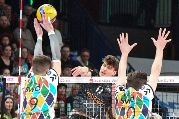 Brendan Mills (FT 1844 Freiburg, 5) Bildmitte, schmettert den Ball, Aktion, Action, Spielszene, 06.02.2026, Düren (Deutschland), Volleyball, 1. Bundesliga Männer, SWD Powervolleys Düren - FT 1844 Freiburg