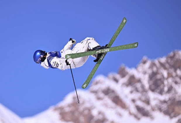 (260207) -- LIVIGNO, Feb. 7, 2026 -- Gu Ailing of China competes during the freestyle skiing women s freeski slopestyle qualification of the Milan-Cortina 2026 Olympic Winter games, Winterspiele,Spiele, Summer games in Livigno, Italy, Feb. 7, 2026. ) (MICO2026)ITALY-LIVIGNO-OLYMPIC WINTER GAMES-FREESTYLE SKIING-WOMEN S FREESKI SLOPESTYLE ZhangxHongxiang 