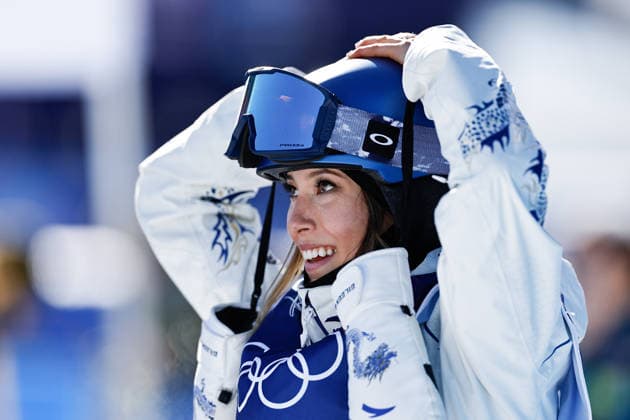 (260207) -- LIVIGNO, Feb. 7, 2026 -- Gu Ailing of China reacts during the freestyle skiing women s freeski slopestyle qualification of the Milan-Cortina 2026 Olympic Winter games, Winterspiele,Spiele, Summer games in Livigno, Italy, Feb. 7, 2026. ) (MICO2026)ITALY-LIVIGNO-OLYMPIC WINTER GAMES-FREESTYLE SKIING-WOMEN S FREESKI SLOPESTYLE WangxPeng 