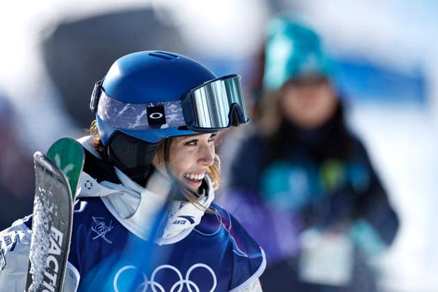 (260207) -- LIVIGNO, Feb. 7, 2026 -- Gu Ailing of China reacts during the freestyle skiing women s freeski slopestyle qualification of the Milan-Cortina 2026 Olympic Winter games, Winterspiele,Spiele, Summer games in Livigno, Italy, Feb. 7, 2026. ) (MICO2026)ITALY-LIVIGNO-OLYMPIC WINTER GAMES-FREESTYLE SKIING-WOMEN S FREESKI SLOPESTYLE WangxPeng 