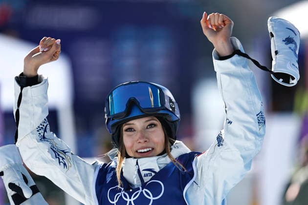 (260207) -- LIVIGNO, Feb. 7, 2026 -- Gu Ailing of China reacts during the freestyle skiing women s freeski slopestyle qualification of the Milan-Cortina 2026 Olympic Winter games, Winterspiele,Spiele, Summer games in Livigno, Italy, Feb. 7, 2026. ) (MICO2026)ITALY-LIVIGNO-OLYMPIC WINTER GAMES-FREESTYLE SKIING-WOMEN S FREESKI SLOPESTYLE WangxPeng 