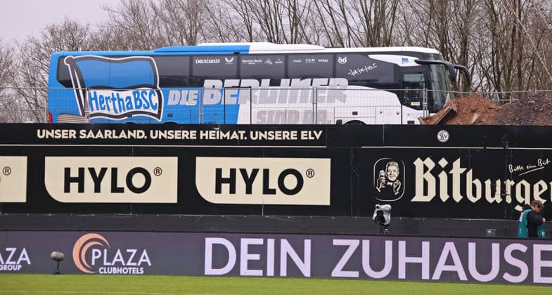 07.02.2026, Fussball, Herren, 2. Bundesliga, Saison 2025 2026, SV 07 Elversberg - Hertha BSC Berlin, Der Mannschaftsbus von Hertha BSC kommt in Elversberg an Elversberg Ursapharm-Arena an der Kaiserlinde Saarland Deutschland (DEU)
