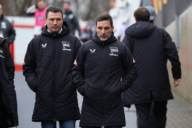 07.02.2025, Fussball, Herren, 2. Bundesliga, Saison 2025 2026, SV 07 Elversberg - Hertha BSC Berlin, Benjamin Weber (Hertha BSC Berlin), Trainer Stefan Leitl (Hertha BSC Berlin) Elversberg Ursapharm-Arena an der Kaiserlinde Saarland Deutschland (DEU)