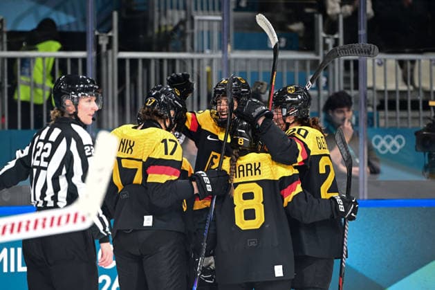 Goal celebration 3:0 from Nicola Hadraschek 11 (Germany), Ice hockey, Eishockey Women™s Prelim Round Group B, Germany - Japan, Milano Cortina 2026 Olympic Games, Olympische Spiele, Olympia, OS 07-02-2026 *** Goal celebration 3 0 from Nicola Hadraschek 11 Germany , Ice Hockey Women™s Prelim Round Group B, Germany Japan, Milano Cortina 2026 Olympic Games 07 02 2026 Copyright: HMBxMedia MarcxNiemeyer