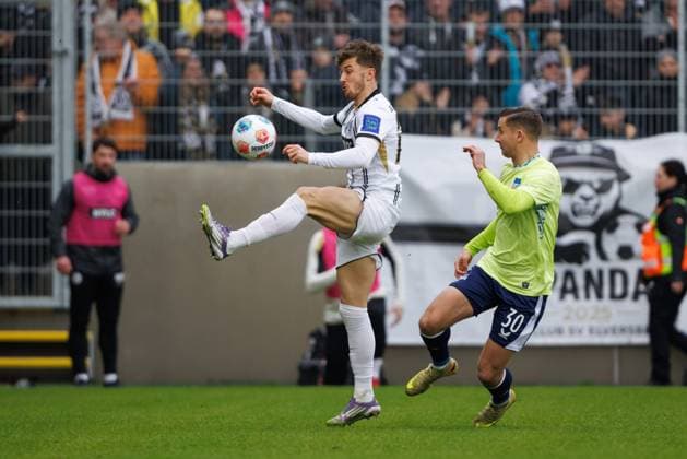 Lukas Petkov (SV 07 Elversberg) im Zweikampf mit Paul Seguin (Hertha BSC Berlin), SV Elversberg vs Hertha BSC Berlin, Fussball, 2. Bundesliga, 21. Spieltag, Saison 2025 2026, 07.02.2026 DFB regulations prohibit any use of photographs as image sequences and or quasi-video. SV Elversberg vs Hertha BSC Berlin, Fussball, 2. Bundesliga, 21. Spieltag, Saison 2025 2026, 07.02.2026