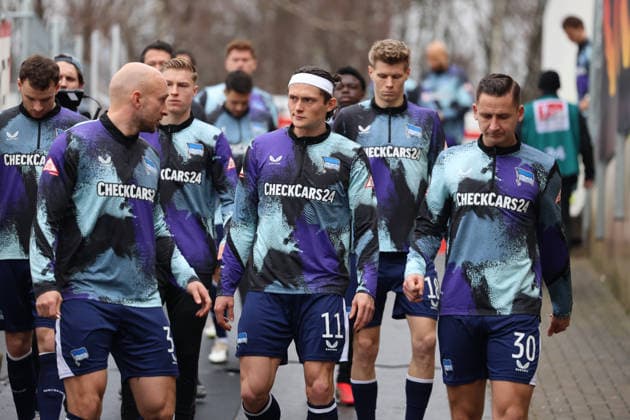 07.02.2025, Fussball, Herren, 2. Bundesliga, Saison 2025 2026, SV 07 Elversberg - Hertha BSC Berlin, Toni Leistner (Hertha BSC Berlin), Fabian Reese (Hertha BSC Berlin), Paul Seguin (Hertha BSC Berlin), Luca Schuler (Hertha BSC Berlin) Elversberg Ursapharm-Arena an der Kaiserlinde Saarland Deutschland (DEU)