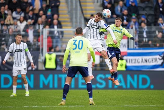 Lukasz Poreba (SV 07 Elversberg) im Kopfballduell mit Michael Cuisance (Hertha BSC Berlin), SV Elversberg vs Hertha BSC Berlin, Fussball, 2. Bundesliga, 21. Spieltag, Saison 2025 2026, 07.02.2026 DFB regulations prohibit any use of photographs as image sequences and or quasi-video. SV Elversberg vs Hertha BSC Berlin, Fussball, 2. Bundesliga, 21. Spieltag, Saison 2025 2026, 07.02.2026