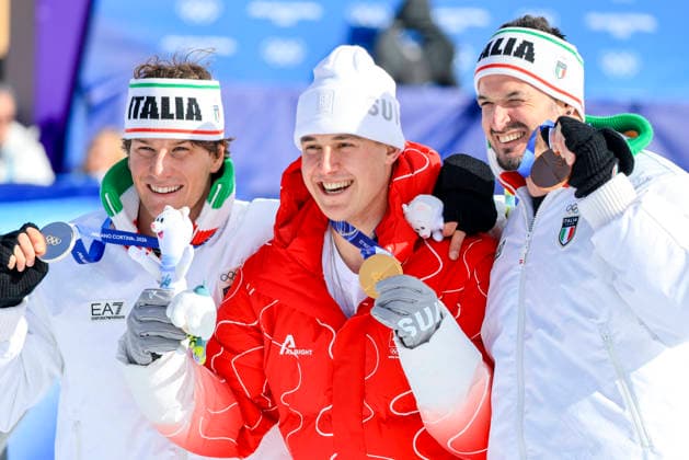 OLYMPICS - Winter Olympic Games, Olympische Spiele, Olympia, OS Milano Cortina 2026 BORMIO,ITALY,07.FEB.26 - OLYMPICS, ALPINE SKIING - Winter Olympic Games Milano Cortina 2026, downhill, men, medal ceremony. Image shows the rejoicing of Giovanni Franzoni (ITA), Franjo von Allmen (SUI) and Dominik Paris (ITA). Keywords: medal.  GEPAxpictures xWolfgangxGrebien