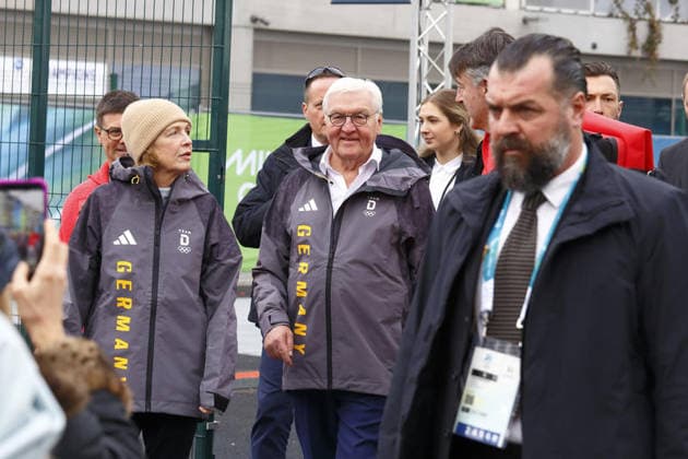 FOTO IPP MIPA MILANO 7 2 2026 NELLA FOTO : VILLAGGIO OLIMPICO, FRANK WALTER STEINMEIER PRESIDENTE FEDERALE DELLA GERMANIA CON LA GIACCA DELLA NAZIONALE Italy Photo Press - World Copyright MILANO italy ITALY ITALY  Copyright: xR4924_italyphotopressx