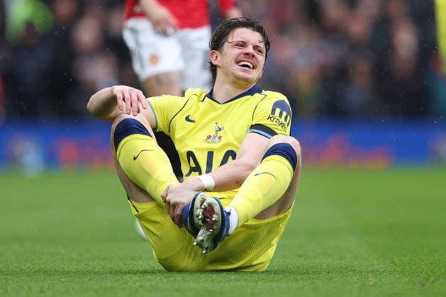 Manchester United, ManU v Tottenham Hotspur - Premier League Conor Gallagher of Tottenham Hotspur looks injured during the Premier League match between Manchester United and Tottenham Hotspur at Old Trafford on February 7, 2026 in Manchester, England. WARNING! This Photograph May Only Be Used For Newspaper And Or Magazine Editorial Purposes. May Not Be Used For Publications Involving 1 player, 1 Club Or 1 Competition Without Written Authorisation From Football DataCo Ltd. For Any Queries, Please Contact Football DataCo Ltd on +44 (0) 207 864 9121 Manchester Old Trafford England United Kingdom Copyright: xAllstarxPicturexLibraryxLtdx