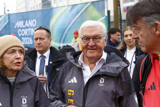 FOTO IPP MIPA MILANO 7 2 2026 NELLA FOTO : VILLAGGIO OLIMPICO, FRANK WALTER STEINMEIER PRESIDENTE FEDERALE DELLA GERMANIA CON LA GIACCA DELLA NAZIONALE Italy Photo Press - World Copyright MILANO italy ITALY ITALY  Copyright: xR4924_italyphotopressx