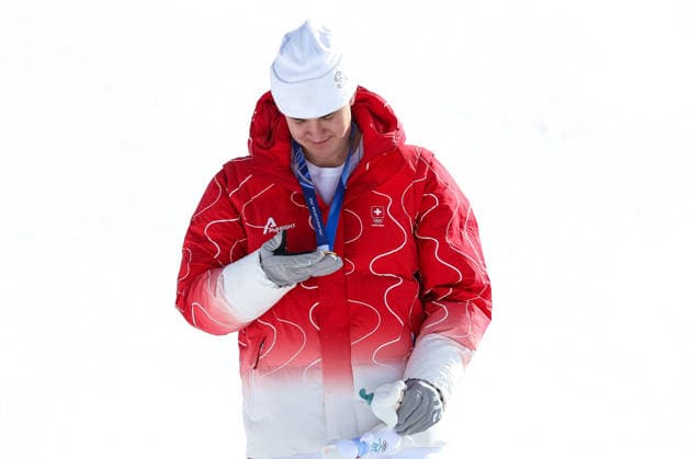 Franjo von Allmen (SUI) looks at the gold medal at the end of the Olympic Winter games, Winterspiele,Spiele, Summer games Milano-Cortina 2026, Alpine Skiing Men s Downhill on February 07, 2026 at Stelvio Ski Centre in Bormio, Italy  Copyright: xSergioxBisi IPAxSportx xipa-agency.netx xx IPA_71065174 IPA_Agency_IPA71065174