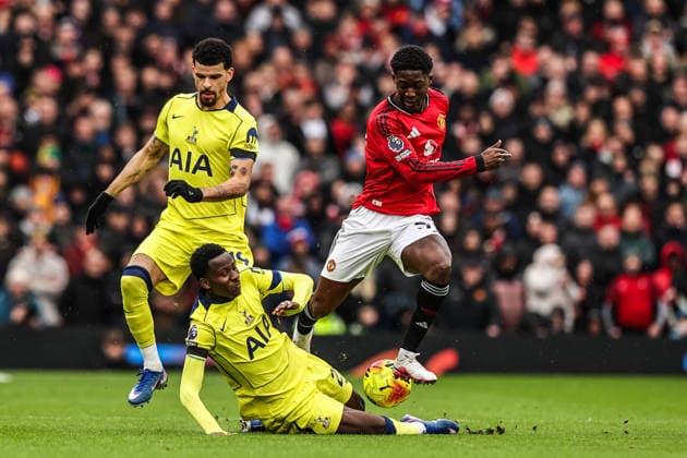 Premier League Manchester United, ManU v Tottenham Hotspur Pape Matar Sarr of Tottenham Hotspur slides in to take the ball from Kobbie Mainoo of Manchester United during the Premier League match Manchester United vs Tottenham Hotspur at Old Trafford, Manchester, United Kingdom on 07 February 2026 (Photo by Alfie Cosgrove News Images) Manchester Old Trafford Greater Manchester United Kingdom Copyright: xAlfiexCosgrove NewsxImagesx