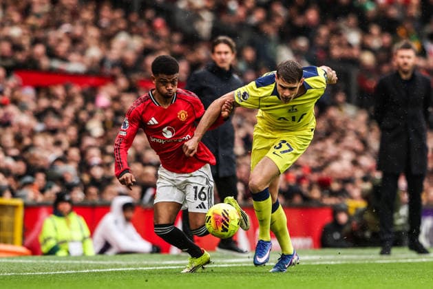 Premier League Manchester United, ManU v Tottenham Hotspur Amad Diallo of Manchester United is fouled by Micky van de Ven of Tottenham Hotspur during the Premier League match Manchester United vs Tottenham Hotspur at Old Trafford, Manchester, United Kingdom on 07 February 2026 (Photo by Alfie Cosgrove News Images) Manchester Old Trafford Greater Manchester United Kingdom Copyright: xAlfiexCosgrove NewsxImagesx