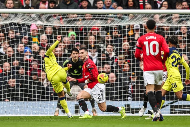 Premier League Manchester United, ManU v Tottenham Hotspur Diogo Dalot of Manchester United blocks a shot during the Premier League match Manchester United vs Tottenham Hotspur at Old Trafford, Manchester, United Kingdom on 07 February 2026 (Photo by Alfie Cosgrove News Images) Manchester Old Trafford Greater Manchester United Kingdom Copyright: xAlfiexCosgrove NewsxImagesx