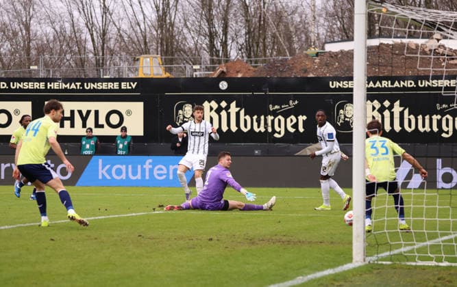 07.02.2026, Fussball, Herren, 2. Bundesliga, Saison 2025 2026, SV 07 Elversberg - Hertha BSC Berlin, Michael Karbownik (Hertha BSC Berlin) klärt den Schuss von Lukas Petkov (SV 07 Elversberg) vor der Linie Elversberg Ursapharm-Arena an der Kaiserlinde Saarland Deutschland (DEU)