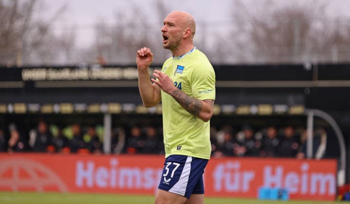 07.02.2026, Fussball, Herren, 2. Bundesliga, Saison 2025 2026, SV 07 Elversberg - Hertha BSC Berlin, Toni Leistner (Hertha BSC Berlin) gestikuliert, gibt Anweisungen Elversberg Ursapharm-Arena an der Kaiserlinde Saarland Deutschland (DEU)