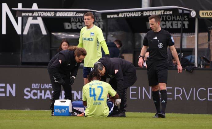 07.02.2026, Fussball, Herren, 2. Bundesliga, Saison 2025 2026, SV 07 Elversberg - Hertha BSC Berlin, Deyovaisio Zeefuik (Hertha BSC Berlin) verletzt Elversberg Ursapharm-Arena an der Kaiserlinde Saarland Deutschland (DEU)