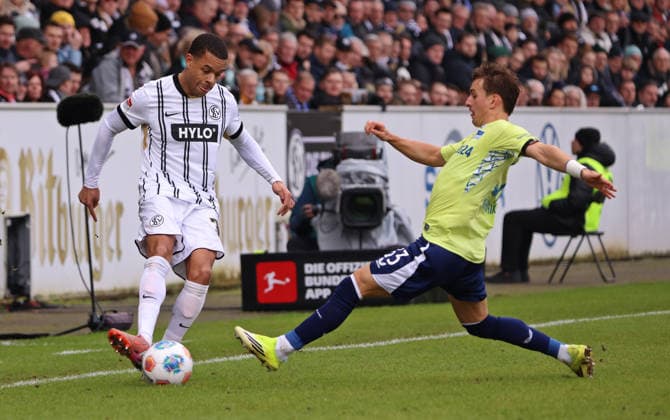 07.02.2026, Fussball, Herren, 2. Bundesliga, Saison 2025 2026, SV 07 Elversberg - Hertha BSC Berlin, Jan Gyamerah (SV 07 Elversberg) Michael Karbownik (Hertha BSC Berlin) Elversberg Ursapharm-Arena an der Kaiserlinde Saarland Deutschland (DEU)