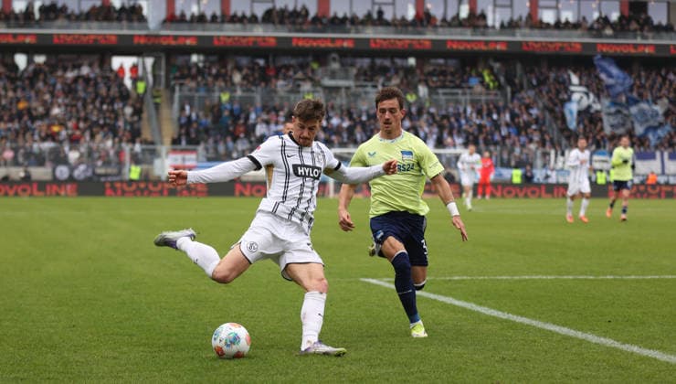 07.02.2026, Fussball, Herren, 2. Bundesliga, Saison 2025 2026, SV 07 Elversberg - Hertha BSC Berlin, Lukas Petkov (SV 07 Elversberg) Michael Karbownik (Hertha BSC Berlin) Elversberg Ursapharm-Arena an der Kaiserlinde Saarland Deutschland (DEU)