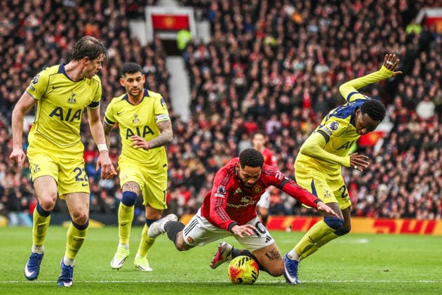 Premier League Manchester United, ManU v Tottenham Hotspur Matheus Cunha of Manchester United goes down on the edge of the box no foul given during the Premier League match Manchester United vs Tottenham Hotspur at Old Trafford, Manchester, United Kingdom on 07 February 2026 (Photo by Alfie Cosgrove News Images) Manchester Old Trafford Greater Manchester United Kingdom Copyright: xAlfiexCosgrove NewsxImagesx