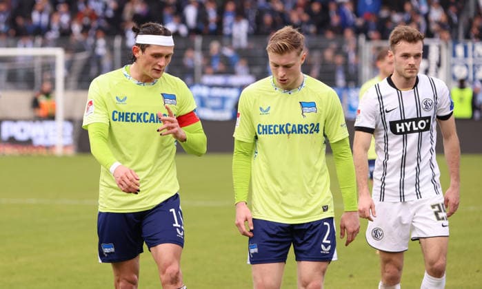 07.02.2026, Fussball, Herren, 2. Bundesliga, Saison 2025 2026, SV 07 Elversberg - Hertha BSC Berlin, Fabian Reese (Hertha BSC Berlin) spricht mit Julian Eitschberger (Hertha BSC Berlin) Elversberg Ursapharm-Arena an der Kaiserlinde Saarland Deutschland (DEU)